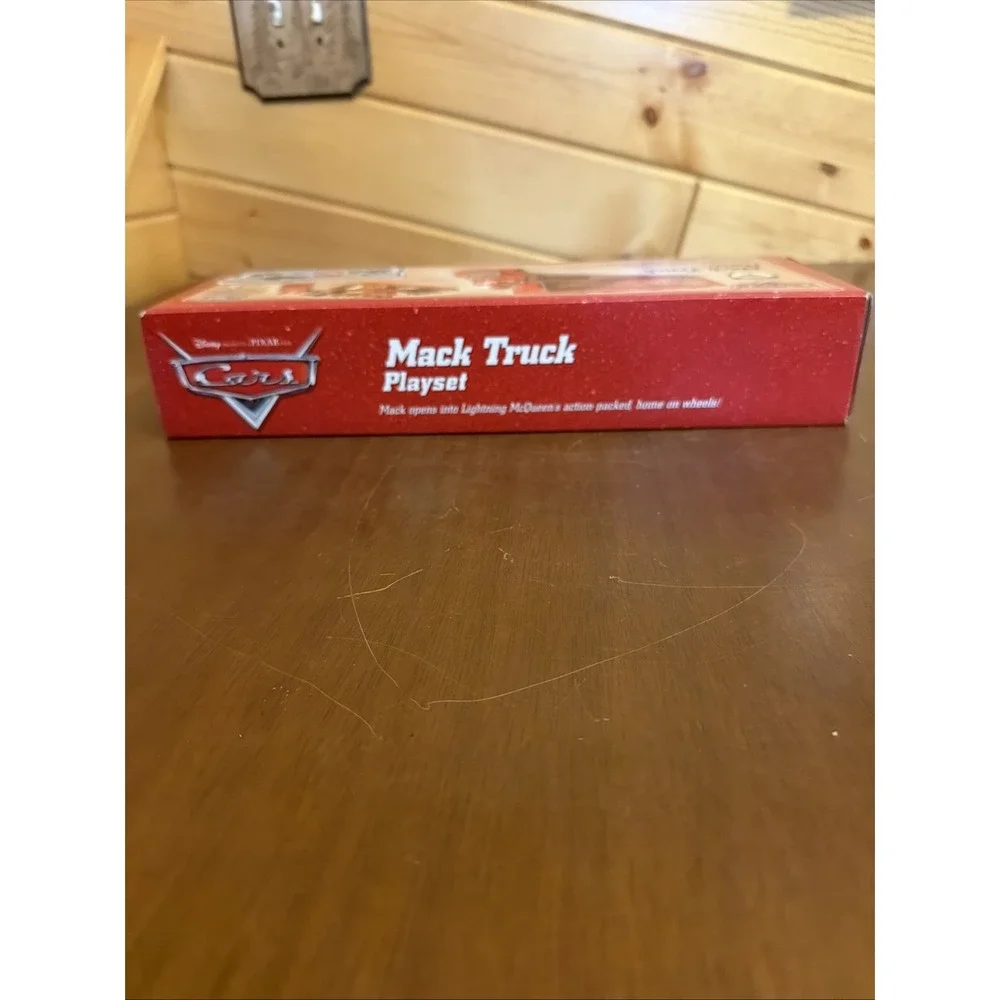 New Sealed RARE Disney Pixar Cars MACK TRUCK PLAYSET RUST-EZE Semi 2005 Diecast